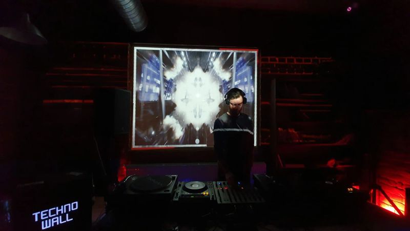 Techno Wall 3